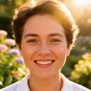Porträt von Lidia Lef in einem sonnigen Vorgarten