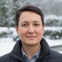 Porträt von Tajana Guran vor einem gepflegten Eingang im Winter
